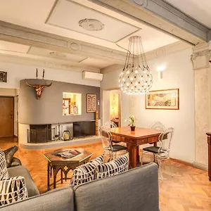 Governo Vecchio Apartment
